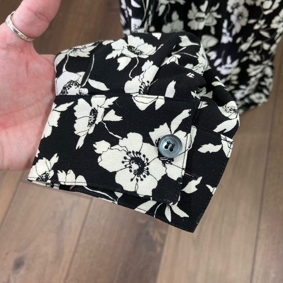 CYBER SALE🕊️Liz claiborne black floral button down oversized layering blouse - Picture 7 of 9